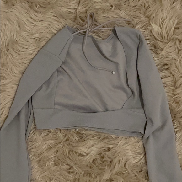 Pretty little thing longs sleeve, backless, cropped top - Picture 3 of 3